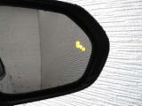 隣車線を走る車両をレーダーで検知し、ドアミラーでは確認しにくい後側方エリアに存在する車両に加え、急接近してくる車両も検知します。車両を検知するとドアミラーに搭載されたLEDインジケーターが点灯します。