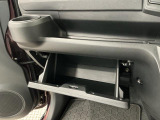 【収納部】パッと手に取りたい小物の置き場に便利。その他、沢山の収納部がございます。