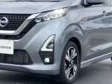 LEDヘッドライト&フォグランプ、ハロゲンランプと比べると白く自然に近い明るさで、ライトの照射角も調整できるため、視認性が高くなります。