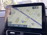 道路や周辺施設が地図上に表示され、現在地を確認しながら目的地までの移動をサポートします。地図の拡大縮小や地点登録などの項目も画面から選べます。