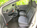 前席はゆったりとした座面で、運転席から前方を見渡しやすい室内レイアウトです。ドアを開けた際も足元まで確認しやすく、落ち着いた色合いで統一されています。