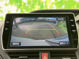 後方の様子をモニターで確認でき、画面には駐車時の目安となるガイド線も表示されます。車庫入れや駐車の際に周囲を確かめるサポートとして便利です。