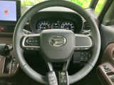 握りやすい形状のステアリングに複数のスイッチを備え、運転姿勢を保ったまま手元で機能を扱える構成です。運転席まわりにまとまりがあり、日常の運転を便利に支えます。