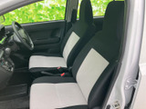 白と黒の配色を採用した前席は、明るさと落ち着きのある印象です。運転席から助手席まで見渡しやすく、窓越しの視界も確保されています。座席まわりがまとまり、日々の乗り降りにも使いやすい空間です。