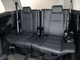 3列目シートは跳ね上げ式で折りたたみ可能です。キャンプ用品など大きな荷物もばっちり収納可能です!