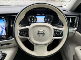 ステアリングホイールにはヒーター機能も付いており寒い日でも運転に集中していただけます。また左右のスイッチではアダプティブクルーズコントロールやナビゲーションコントロール、音声認識がお使いいただけます。
