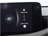 【スマートフォン連携】車内で様々な機能が利用できます。Apple CarPlayでは、iPhoneの機能(通話、音楽再生、マップなど)が利用可能で、Android Autoでは、(通話、音楽、マップなど)が利用可能です。