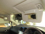 運転席と助手席にはバニティミラーを装備しています。