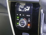 【オートエアコン】車内温度を感知して自動で温度調整をしてくれるのでいつでも快適な車内空間を創り上げます!どの席に座っても快適なドライブが楽しめます♪