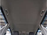 【天井】シミや垂れ、タバコ焦げなどございません。キレイな状態が保たれており、ご納車前にも丁寧にクリーニングさせていただきます。