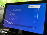 BluetoothやFM、AM、TVなどの選択肢が一覧で表示され、使いたい音源を確認しやすい画面です。機器設定の表示もあり、日常のメディア選びに役立ちます。