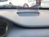 ヘッドアップディスプレイは運転者の目線上に必要な情報を映し出す装備です。視線移動を減らし、道路状況と運転に必要な情報を同時に確認することが出来ます。