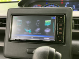 FM・AMやSD、iPod、Bluetooth Audioなどの選択肢が画面に並びます。利用したい音源を確認しながら選べるため、日常の移動をより快適に楽しめます。
