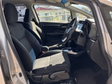 前席は視界が広く、運転席からメーターや前方を確認しやすい配置です。シートは身体を受け止める形状で、助手席との距離感も自然。落ち着いた色合いで過ごしやすい空間です。
