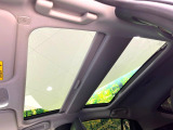 【パノラマルーフ】大型のガラスルーフ搭載で車内の解放感が一気にアップ!開放的なドライブをお楽しみいただけます。
