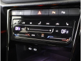 3ゾーンオートエアコン、シートヒーター付きです!運転席側と助手席でそれぞれの温度調節が可能です!