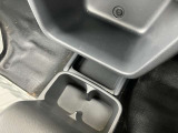 センターコンソール下部には小物を収納できるポケットを装備しております。デッドスペースを無駄にしません。