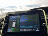 後方映像に加えて車両周辺の表示も確認でき、駐車時の状況把握を助けます。画面には目安の線も表示されるため、車庫入れや狭い場所での後退時に便利です。
