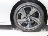 純正のアルミホイール装着車です。タイヤサイズは225/45R18です。