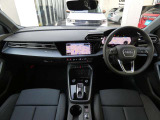 先進テクノロジーと機能性、デザインが見事に調和するAudi A3のインテリア。運転席と助手席を取り囲むラップアラウンドデザインによって開放的なゆとりを感じさせてくれます。