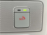SOSコール、天井にあるスイッチを押すかエアバッグ展開時に専門のオペレーターにつながり、警察や消防への連携をサポートします。