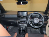 デザインもよく、居心地のよい運転席ですね。分かりやすいスイッチ類ですから操作もしやすく運転をサポートします。ぜひご来店いただき、実際にお座りいただいてステアリングを握ってみてください!