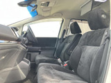 ゆったりとした前席シートが身体を包み込み、落ち着いて運転に臨める室内です。窓から周囲を見渡しやすく、前席に座った際の視界の広さも感じていただけます。