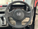 握りやすい形状のステアリングが運転席正面に配置され、メーター類を確認しながら運転しやすいレイアウトです。運転姿勢を整えやすく、毎日の移動を支えてくれます。