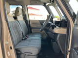 明るい色合いの室内と大きな窓で、運転席まわりに開放感があります。座面はゆったりとした形状で、落ち着いた色のシートがまとまりを演出し、日々の乗り降りも快適です。
