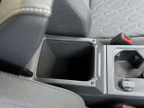 フロントアームレスト下には小物入れを装備。実用性も兼ね備えています。