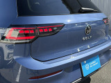 ダイナミックターンインジケーター付き3DのLEDテールランプ。ウィンカーの光が流れるように点滅、後続車からの視認性が高まり、万一の追突の危険性を軽減します。