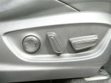 パワーシート搭載。微妙な調整が手軽にでき、最適なポジションで運転することが可能です。