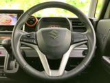 ステアリングには左右にスイッチが配置され、手元から車内装備を操作できる仕様です。運転姿勢を保ちながら使えるため、日常の運転時にも便利に活用できます。