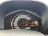 速度計と中央の表示部がひと目で確認しやすい配置で、運転中に必要な情報を把握しやすくなっています。表示がまとまっており、日々の運転時にも確認しやすいメーターまわりです。