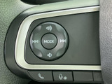 ステアリングにオーディオ操作用のボタンがまとまり、音量や選曲などの表示を見分けやすい構成です。手元で機能を扱えるため、運転中も前方への視線を保ちやすい便利な装備です。