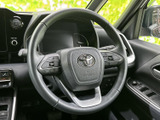 左右のスポークにスイッチが配置され、運転姿勢を大きく変えずに手元で各種操作を行えます。必要なボタンを視認しやすく、日々の運転時にも扱いやすさを感じていただける装備です。