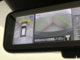 上からの視点で狭い駐車場への駐車に役立つ、アラウンドビューモニター対応メモリーナビ装備。