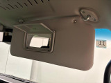 運転席&助手席にサンバイザー付いてます。運転席側にはちょっとした身だしなみチェックができるバニティミラー&チケットフォルダー付き。
