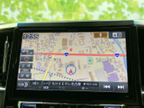 道路や周辺施設が表示された地図画面で、現在地を確認しながら目的地までの道順を把握できます。縮尺や詳細表示も選べるため、初めて訪れる場所への移動でも行き先を確認しやすい装備です。