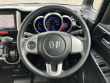 握りやすい形状で、運転席から各種スイッチにも手が届きやすい配置です。前方を見ながら必要な操作を行いやすく、日々の移動を快適にサポートします。