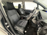 前席はセパレートタイプ!ひじ掛け付で長時間の運転に重宝します!