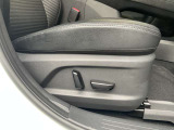 運転席シートは電動シートになります。