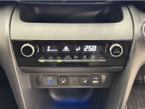 お好みの温度に設定すれば、車内の温度を検知し自動で調整してくれるオートエアコン!暑い、寒いと何度もスイッチを操作しなくても済みます☆☆