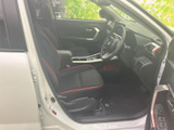 運転席まわりは前方を見渡しやすく、シートに腰掛けたときも落ち着いて過ごせる空間です。黒を基調に赤いアクセントを配した内装で、日々の移動にもなじみやすい印象です。