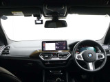 視線の先に自然と情報が集まり必要な操作へスムーズに手が届くBMWならではのコックピット。洗練されたデザインと上質な素材が調和し乗り込んだ瞬間からドライバーの走る歓びを日常に感じる空間です。