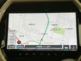 タッチ画面には周辺地図が表示され、現在地や道路の位置を確認しながら目的地までの移動をサポート。画面下には音量やメニューなどの操作部が並び、走行前の設定も見つけやすい配置です。