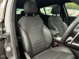前席はパワーシート。運転席はメモリー機能付き。
