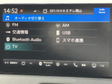 FM・AMやUSB、Bluetooth Audio、スマホ連携など、複数の音源を画面上で確認できます。項目ごとに整理された表示で切り替え先を選びやすく、普段使う音楽やラジオを楽しむ際に便利です。