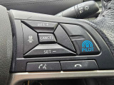 プロパイロットスイッチをONにして走行スピードを設定するだけで、ステアリングを自動制御で車線中央走行をキープ。車間距離をキープ。急な割り込みにもブレーキ操作なしでスピードをコントロール。