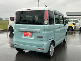 右斜め後ろからの特徴的なフォルム。狭い路地裏でも運転しやすそうな小回りが利くコンパクトボディ♪